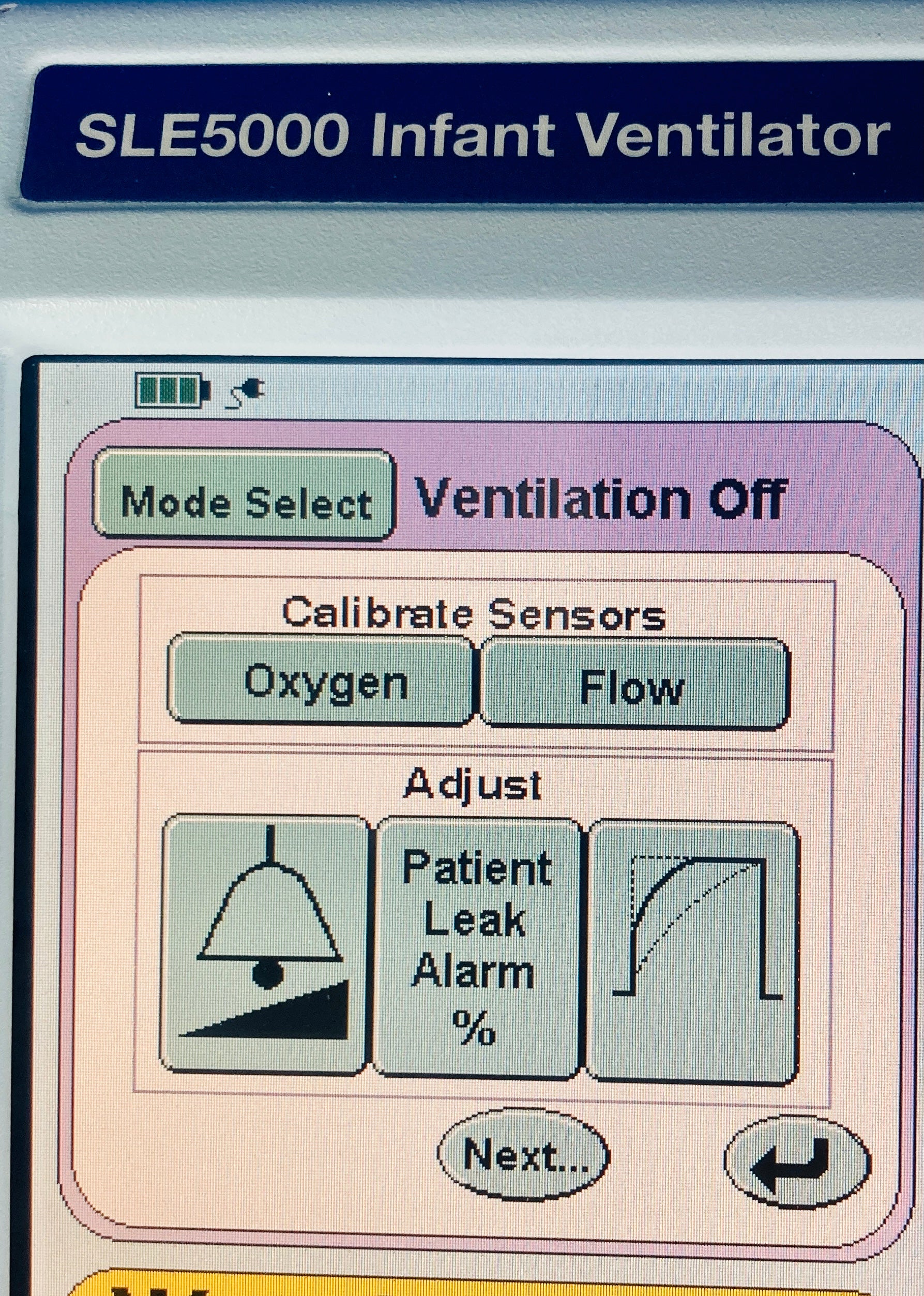 Ventilation Off Oxygen Flow Display and Patient Leak Alarm on the ventilator touch screen