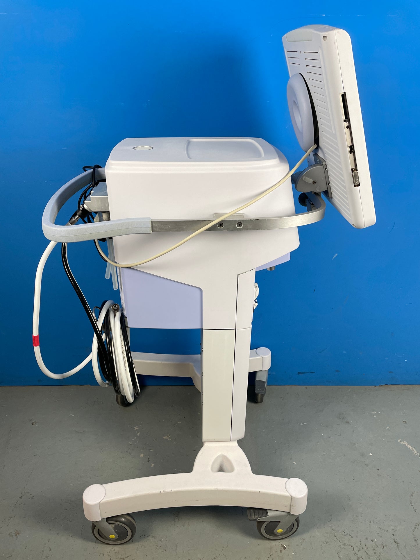 G5 ICU ventilator left side view hoses and cart